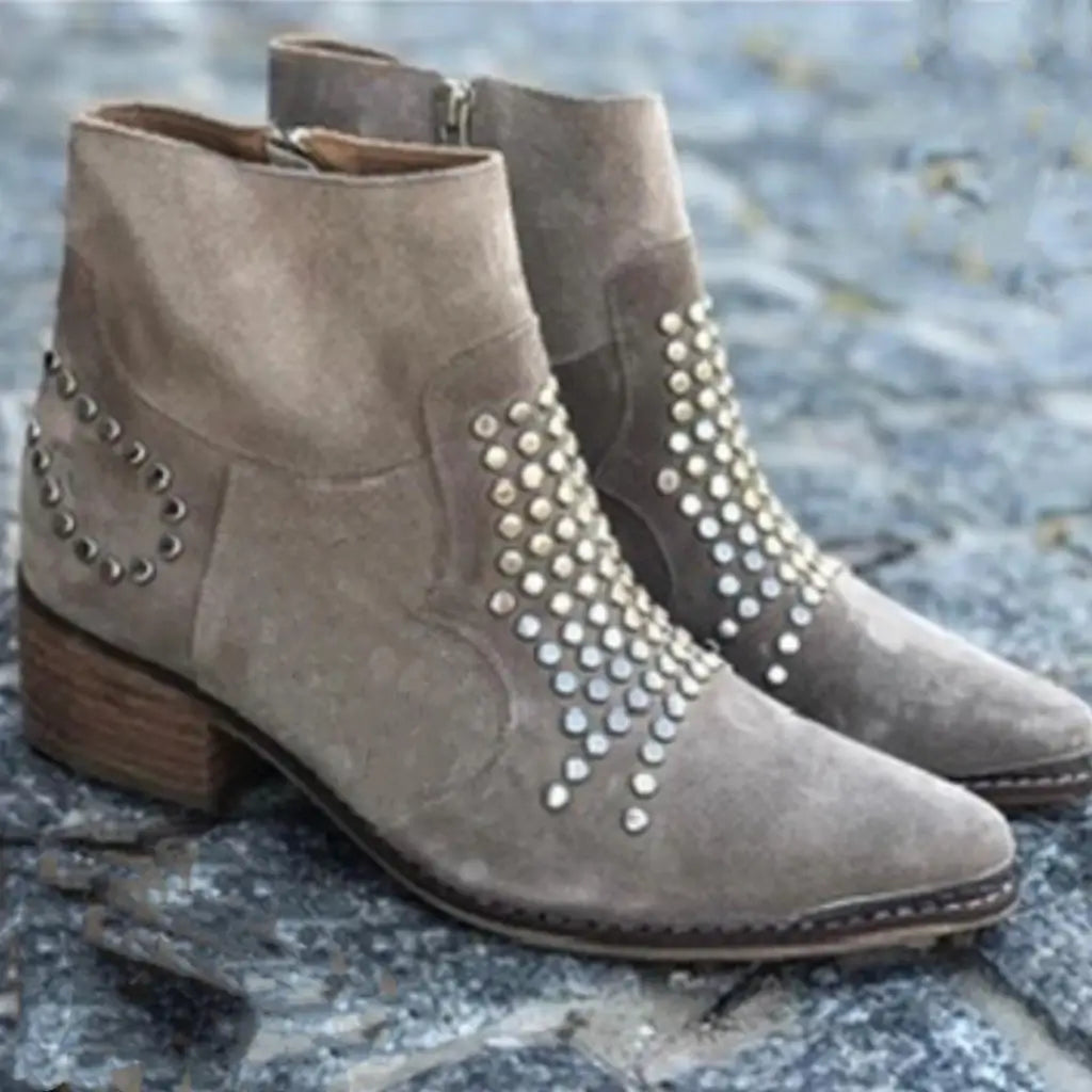 Bottes pointues chunky en suédine cloutées