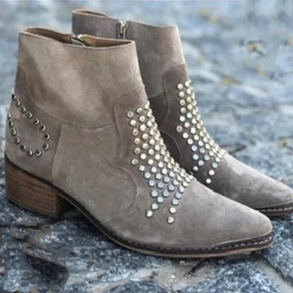 Bottes pointues chunky en suédine cloutées