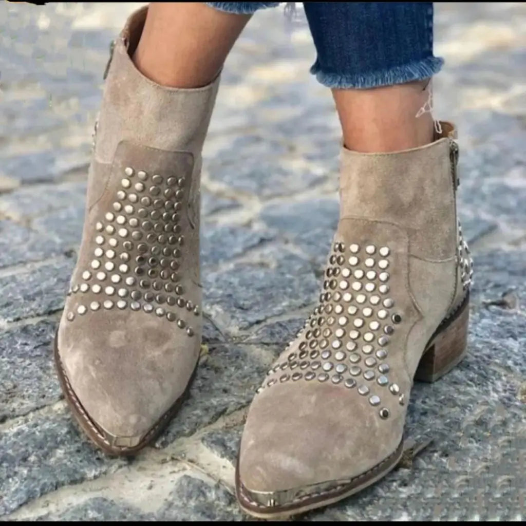 Bottes pointues chunky en suédine cloutées