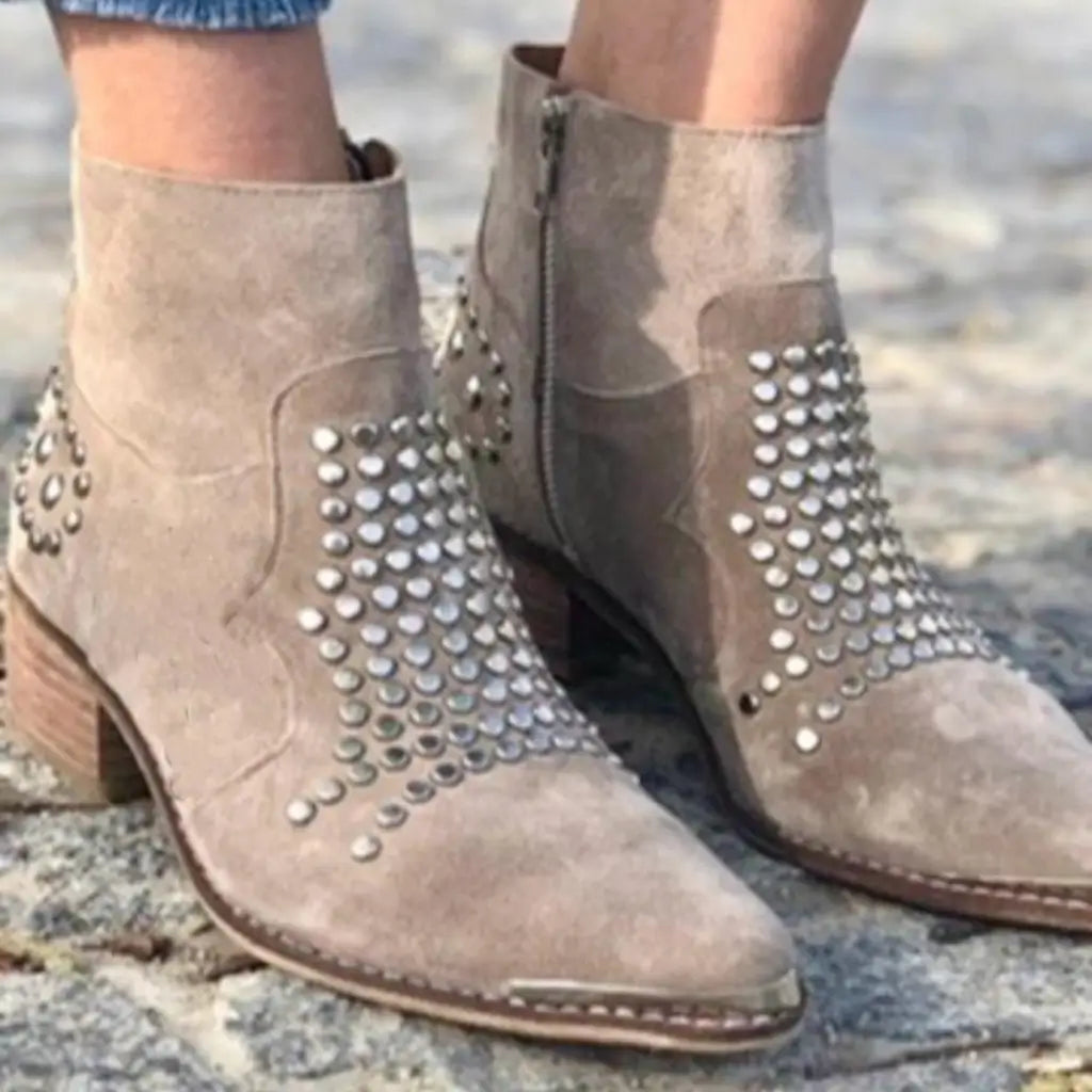 Bottes pointues chunky en suédine cloutées