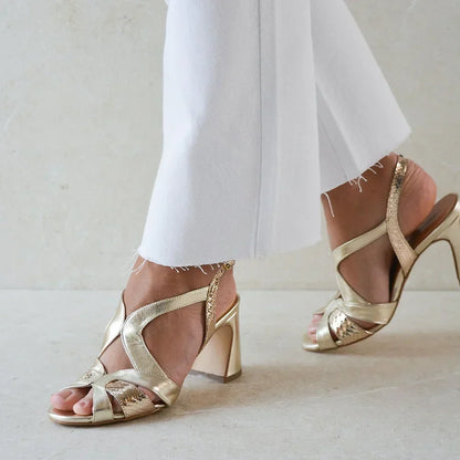 Talons larges peep toe brillants à découpes au design asymétrique
