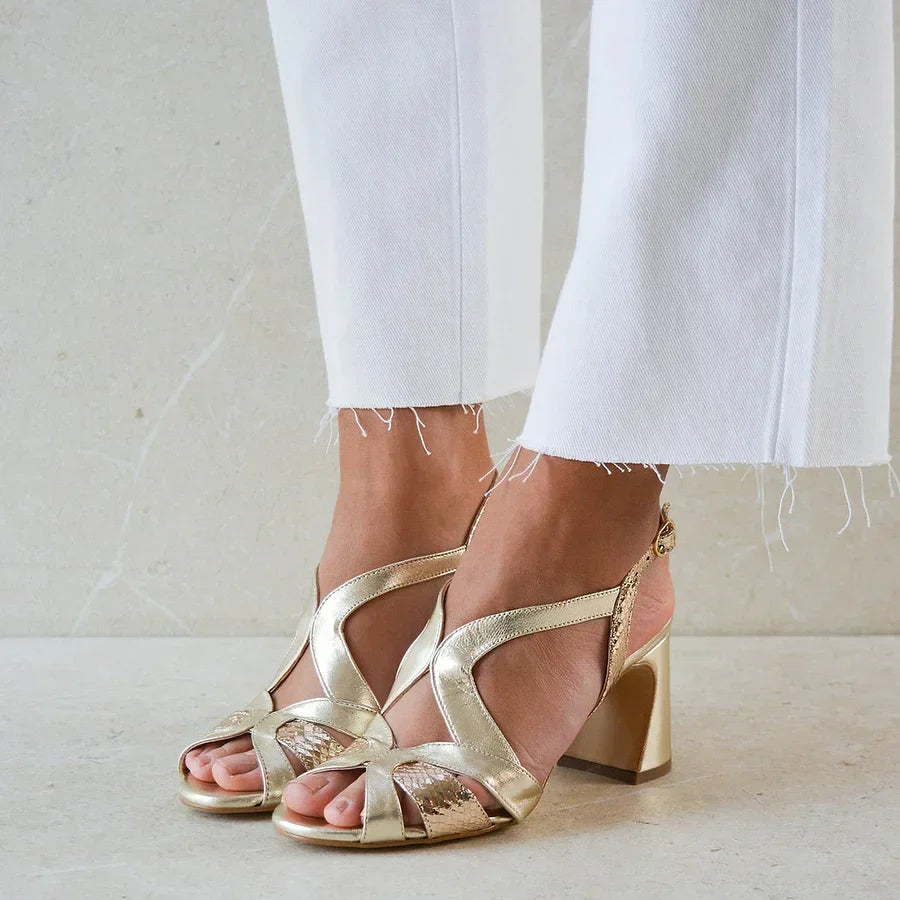 Talons larges peep toe brillants à découpes au design asymétrique
