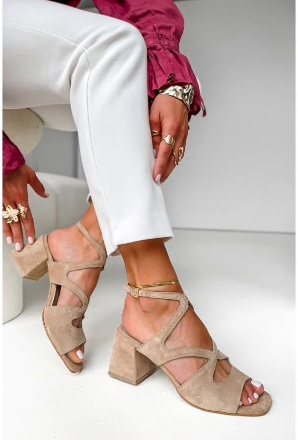 Talons bloc en suédine Beige à bout carré avec bride cheville