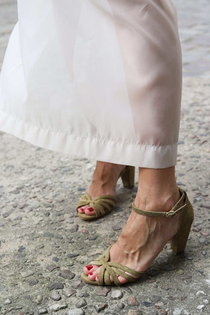 Sandales en suédine Rouge à bout ouvert et brides croisées
