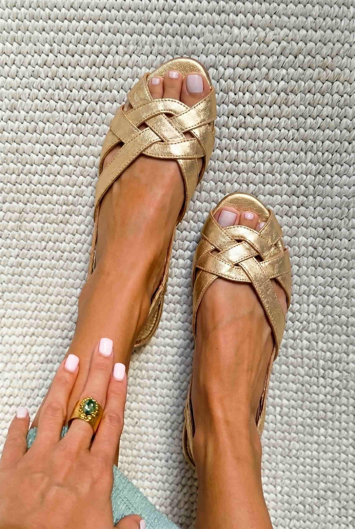 Sandales Plates Dorées Tressées à Talon Ouvert et Bout Ouvert.