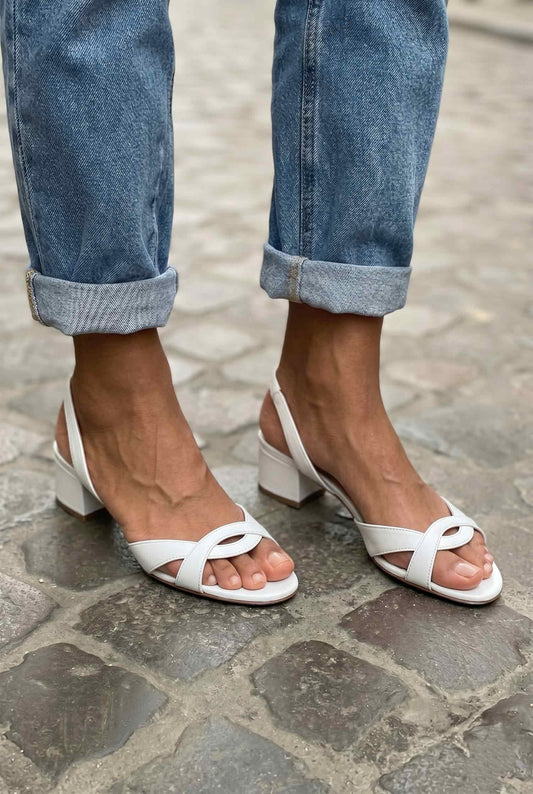 Sandales à bout ouvert avec brides croisées et petit talon bloc