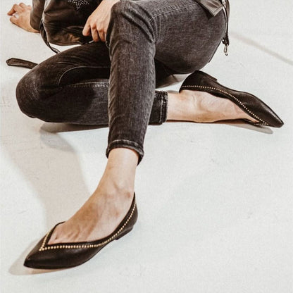 Ballerines pointues slip-on polyvalentes Noir à encolure en V et clous