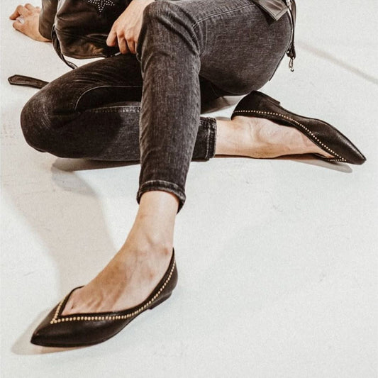 Ballerines pointues slip-on polyvalentes Noir à encolure en V et clous