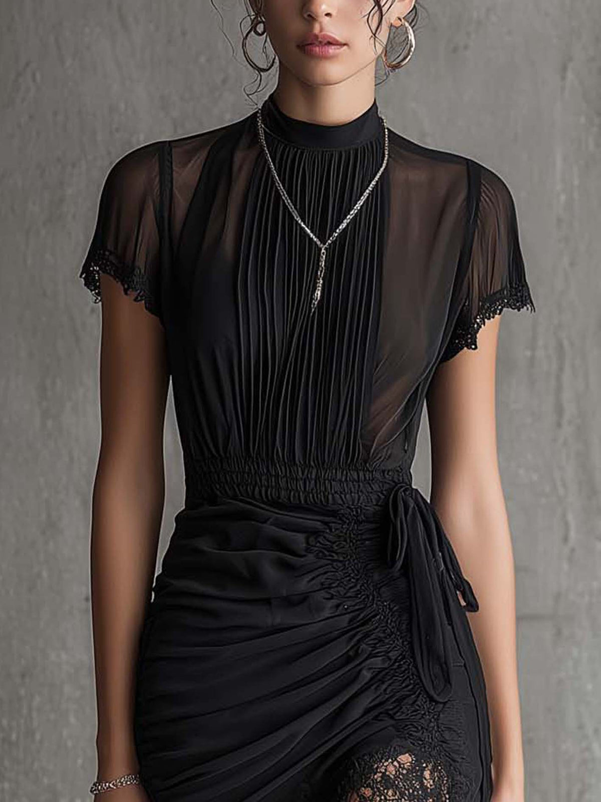 Robe Courte Noire en Mousseline Plissée à Taille Froncée et Bordure en Dentelle