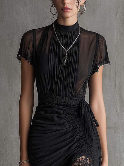 Robe Courte Noire en Mousseline Plissée à Taille Froncée et Bordure en Dentelle