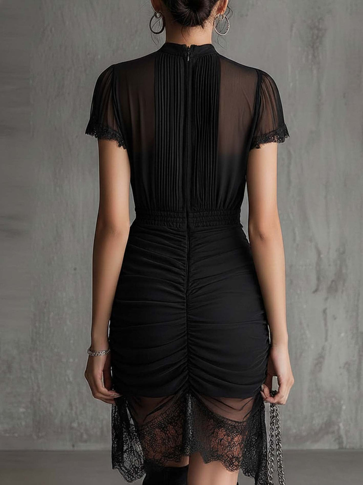 Robe Courte Noire en Mousseline Plissée à Taille Froncée et Bordure en Dentelle