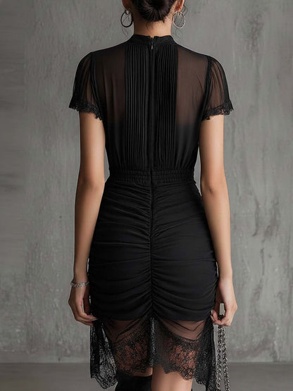 Robe Courte Noire en Mousseline Plissée à Taille Froncée et Bordure en Dentelle
