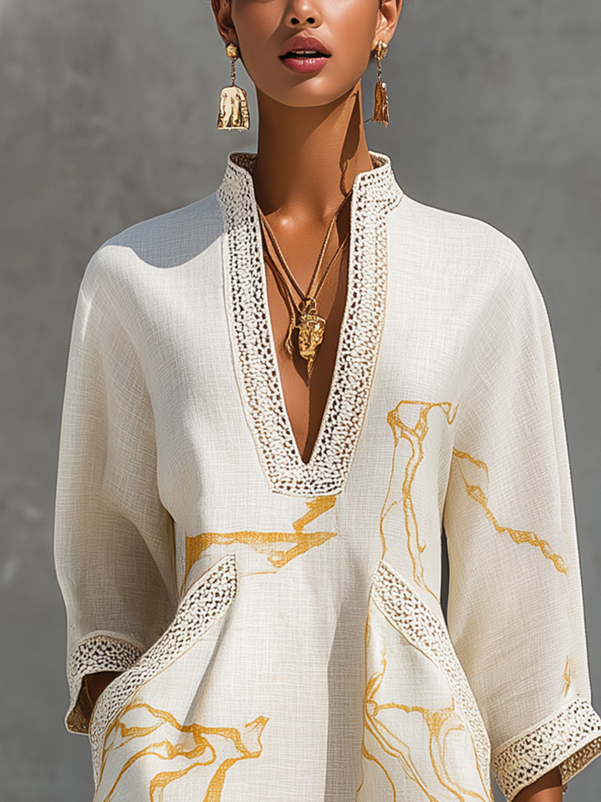 Aliénor | Mini Robe en Dentelle Crochet Ivoire à Motifs Dorés et Col en V