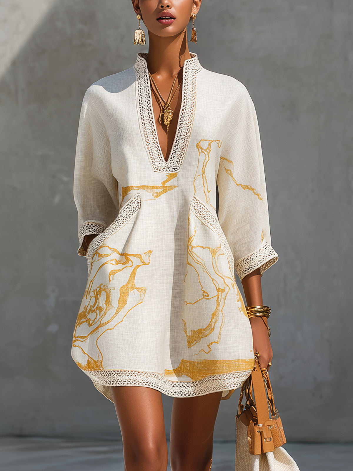 Aliénor | Mini Robe en Dentelle Crochet Ivoire à Motifs Dorés et Col en V