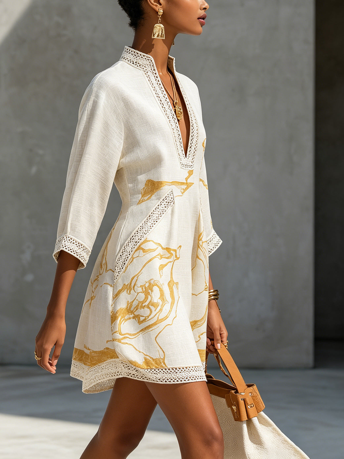 Aliénor | Mini Robe en Dentelle Crochet Ivoire à Motifs Dorés et Col en V