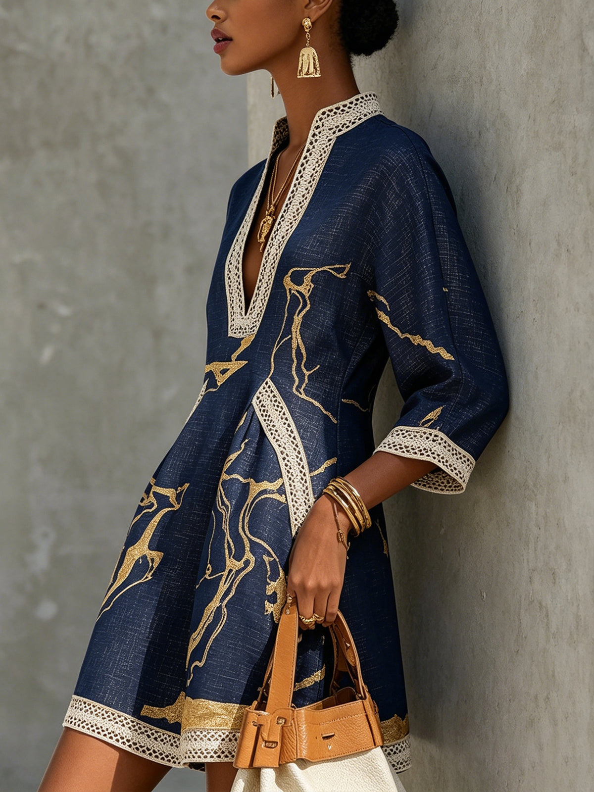 Cosette | Mini Robe en Dentelle Crochet Bleu Marine à Motifs Dorés et Col en V