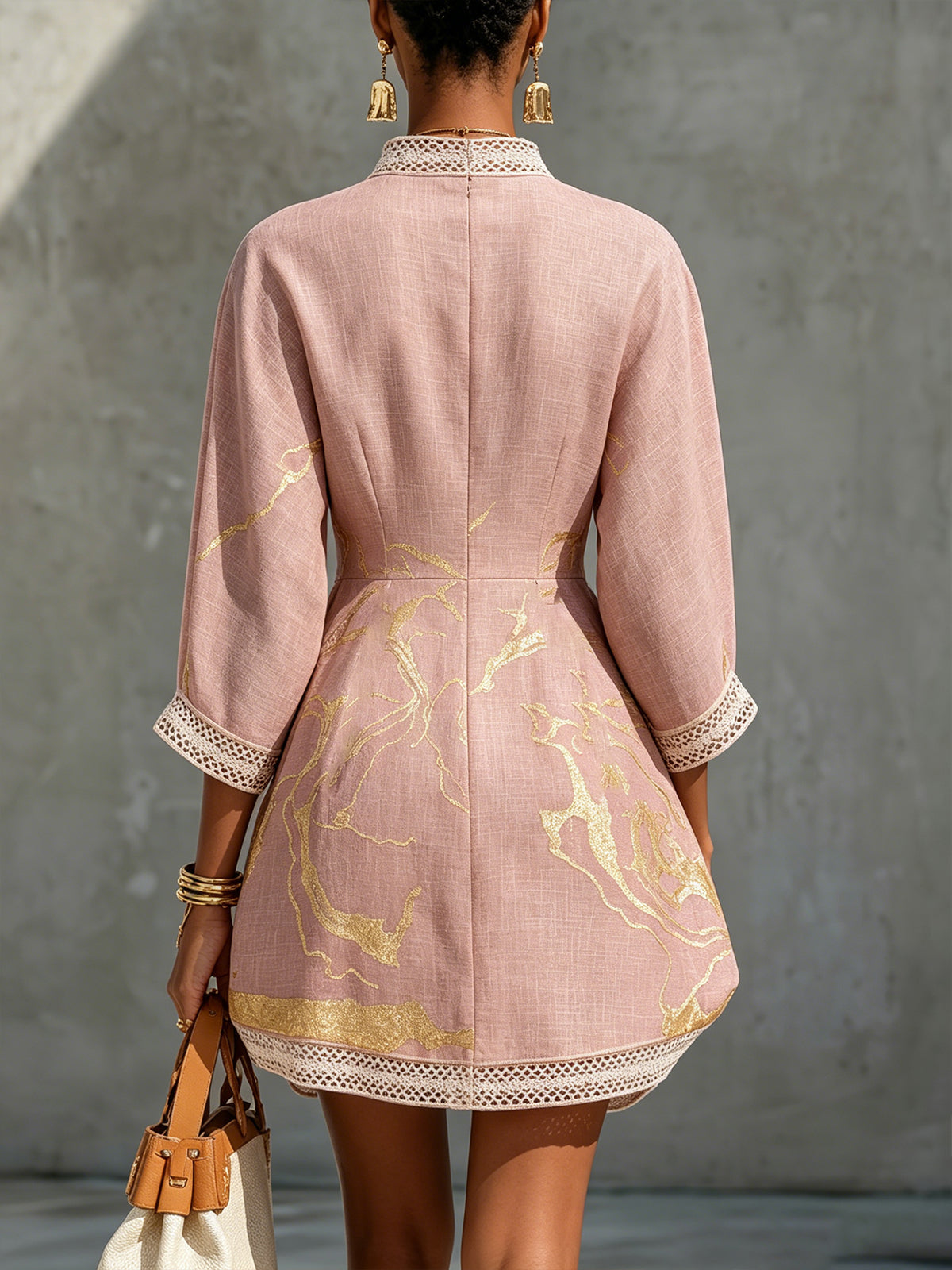 Ninon | Mini Robe en Dentelle Crochet Rose à Motifs Dorés et Col en V