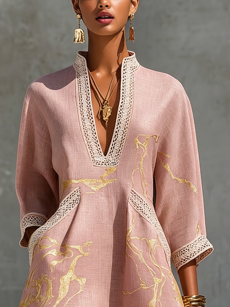 Ninon | Mini Robe en Dentelle Crochet Rose à Motifs Dorés et Col en V