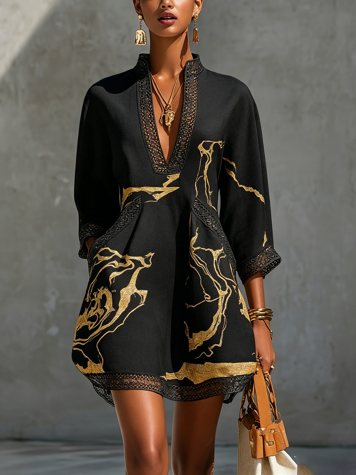 Léonie | Mini Robe en Dentelle Crochet Noire à Motifs Dorés et Col en V