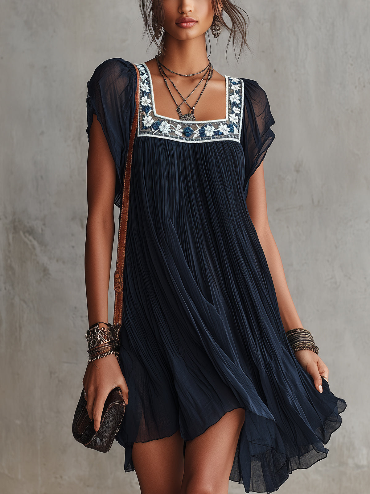 Apolline | Mini Robe Plissée en Mousseline Brodée de Fleurs Bleu Marine