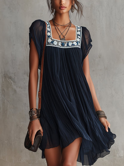 Apolline | Mini Robe Plissée en Mousseline Brodée de Fleurs Bleu Marine