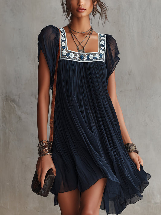 Apolline | Mini Robe Plissée en Mousseline Brodée de Fleurs Bleu Marine
