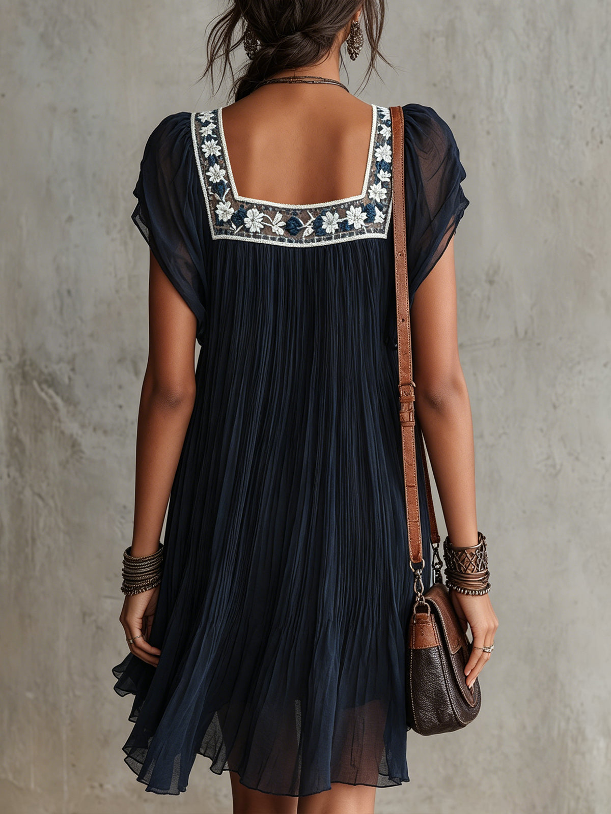 Apolline | Mini Robe Plissée en Mousseline Brodée de Fleurs Bleu Marine