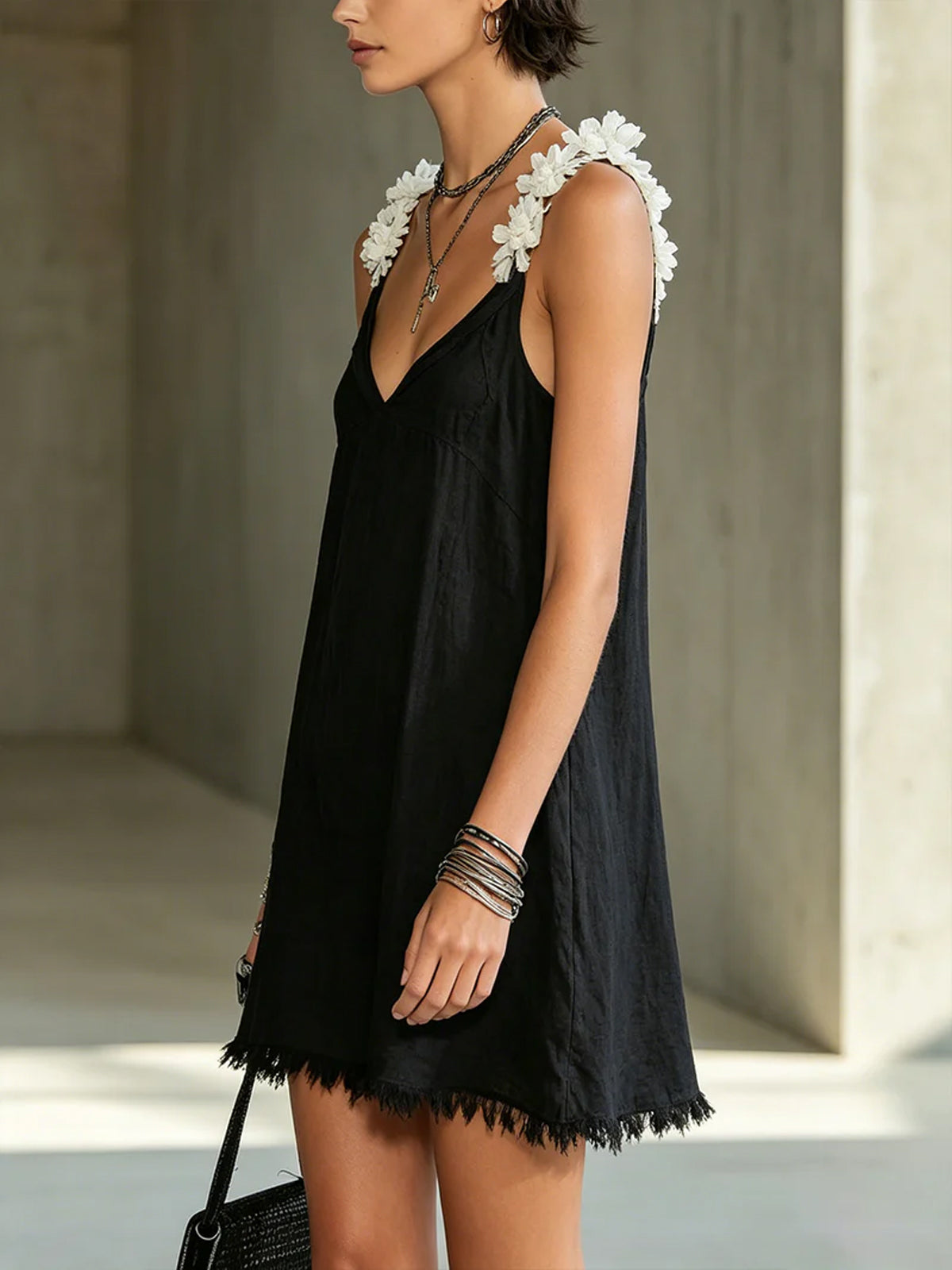 Noémie | Mini Robe Noire à Col en V et Bretelles Fleuries