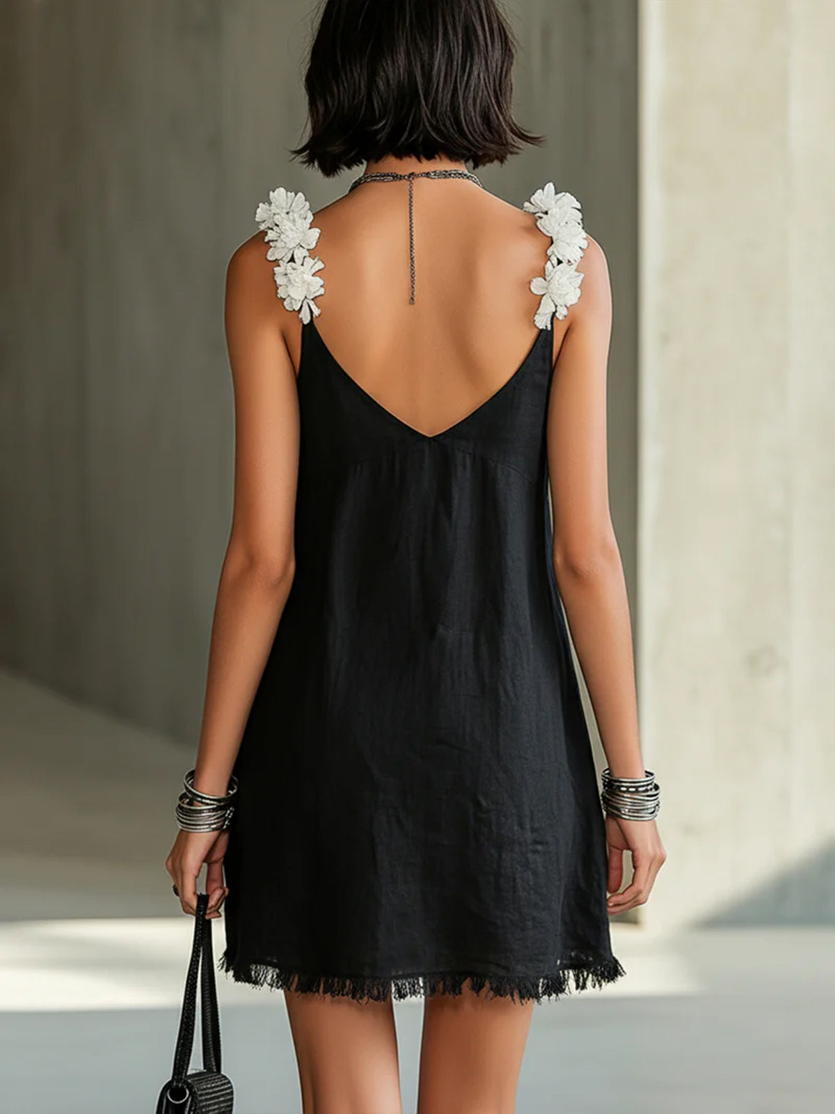 Noémie | Mini Robe Noire à Col en V et Bretelles Fleuries