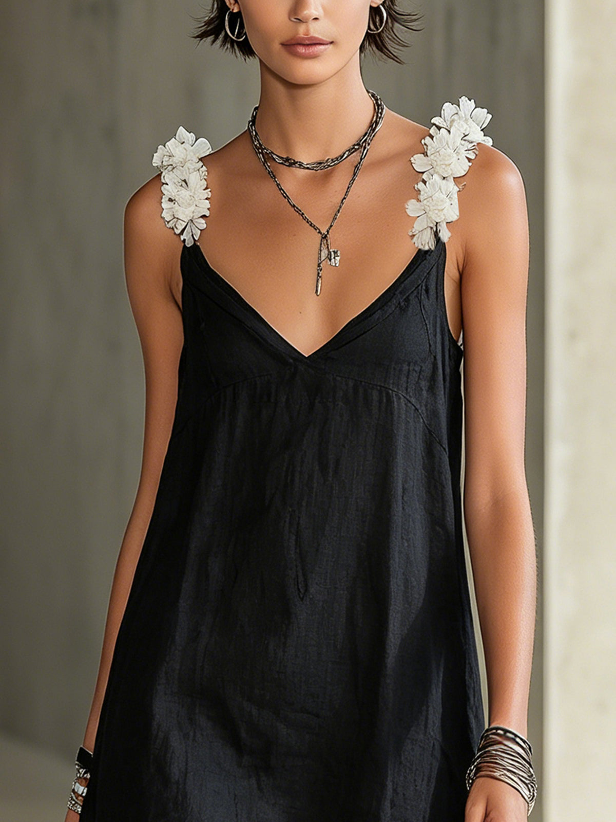 Noémie | Mini Robe Noire à Col en V et Bretelles Fleuries