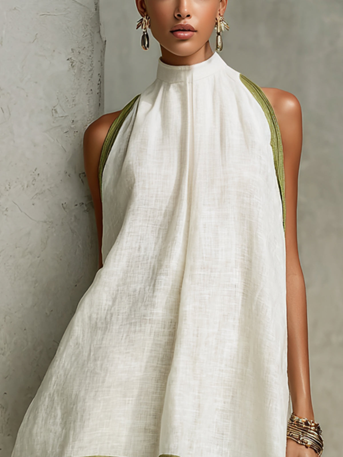 Agathe | Mini Robe Trapèze Sans Manches Blanc et Vert Olive à Fleurs
