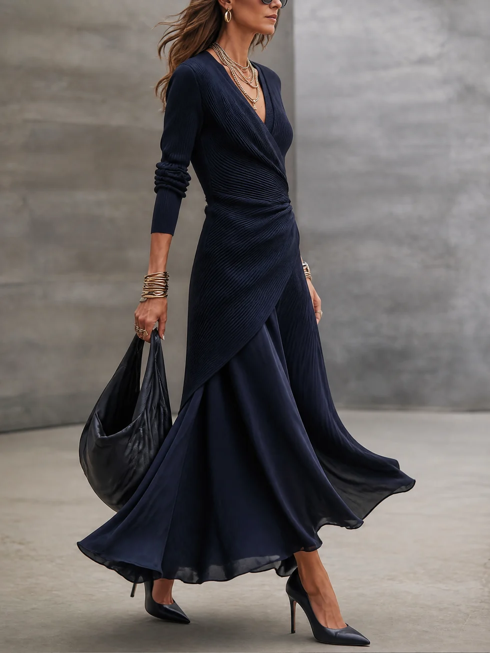Loredana | Robe Longue Asymétrique Col V et Satin Bleu Marine