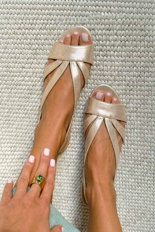 Sandales plates slingback métallisées à bout ouvert avec brides [Précommande]