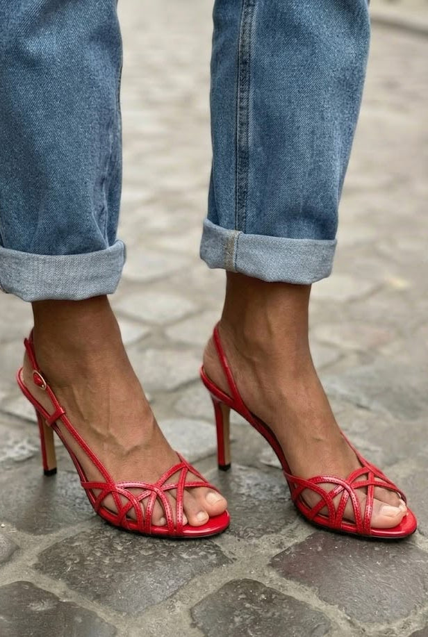 Sandales slingback à bout ouvert et talon aiguille avec brides croisées et brides