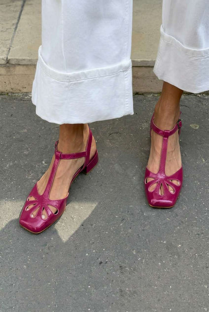 talons bloc orange à bride en T, bout carré et découpes florales.