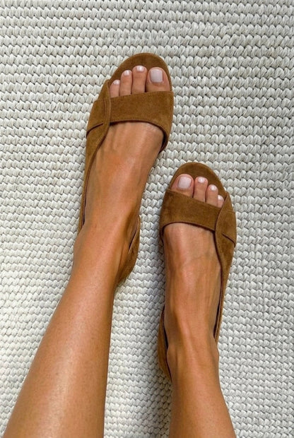 Sandales slingback en daim casual plates à bout ouvert.