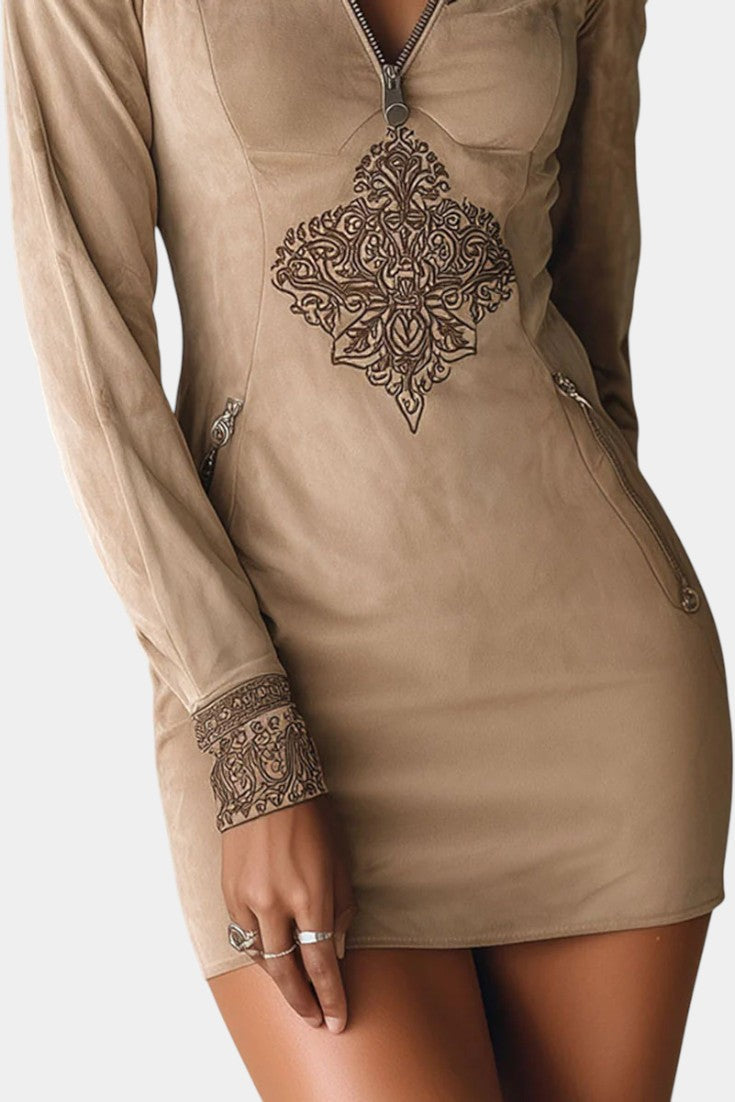 Vania | Robe Courte Sculptée à Col Zippé et Motifs Ornementaux