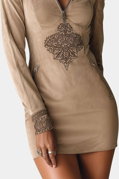 Vania | Robe Courte Sculptée à Col Zippé et Motifs Ornementaux